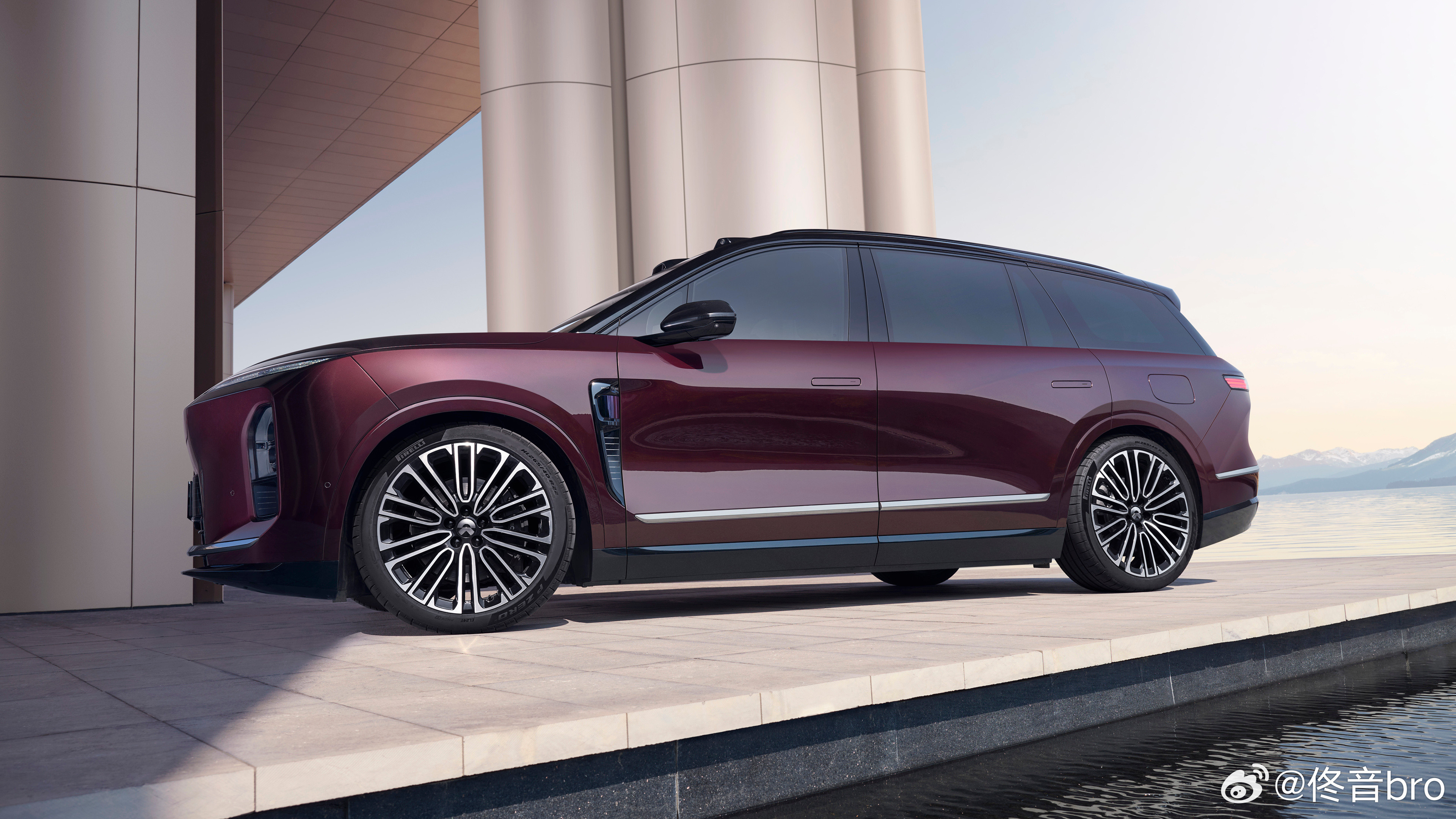 蔚来给ES8新车色「M42星云红」大尺寸SUV配这种小众颜色其实挺险的，搞不好