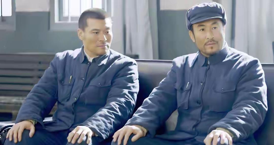 杜聿明后悔：要是听了这两个卧底中将听了这两个卧底中将的忽悠，我真有可能逃出淮海…