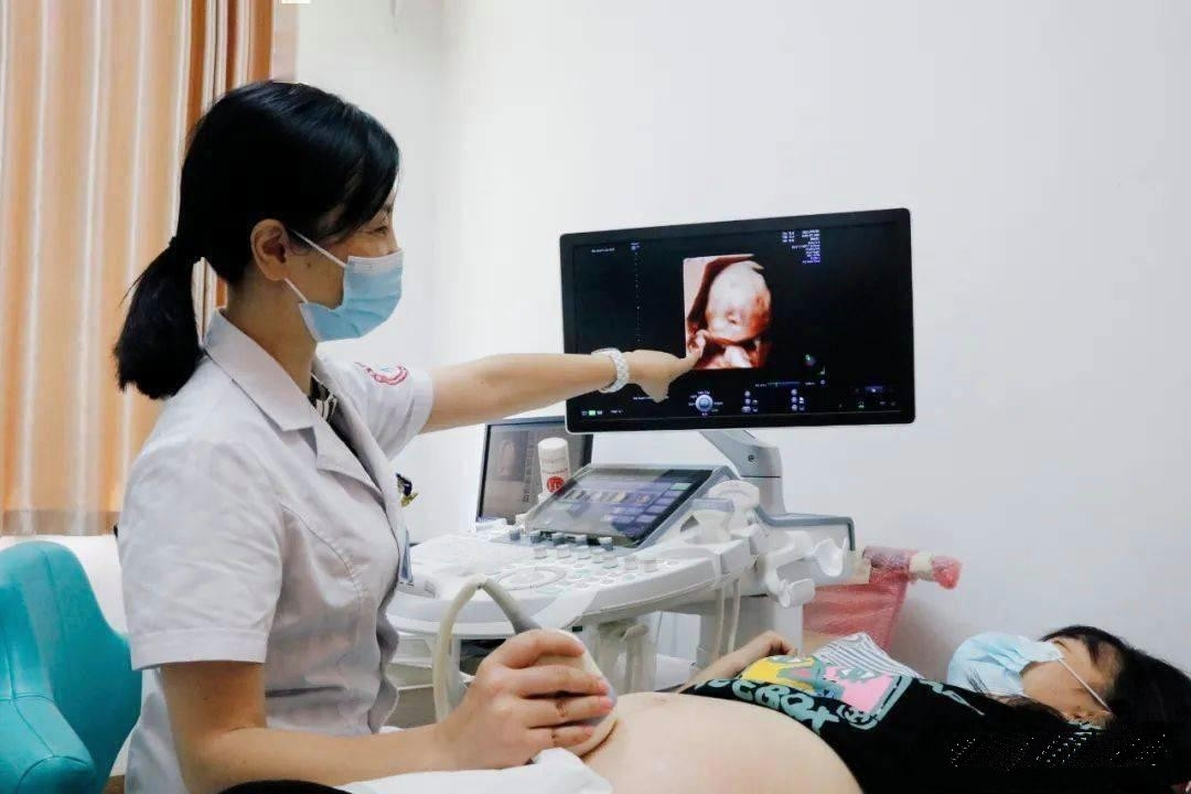 女子做彩超时陌生男子闯入！近日，广东一女子称，在医院做彩超时，一名自称工程师