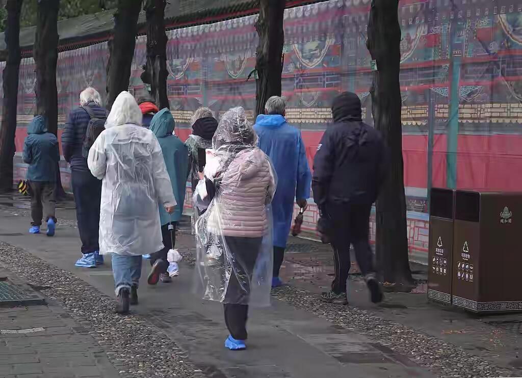 这天气真是活见鬼了！北方人已经裹上羽绒服，南方人还在靠空调续命，简直不是一个世界