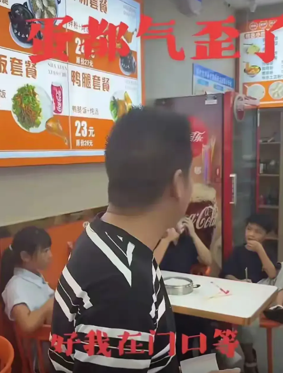 一家七口吃面事件后续情况如下： 警方已介入处理此纠纷，老板表示和解不了，要走