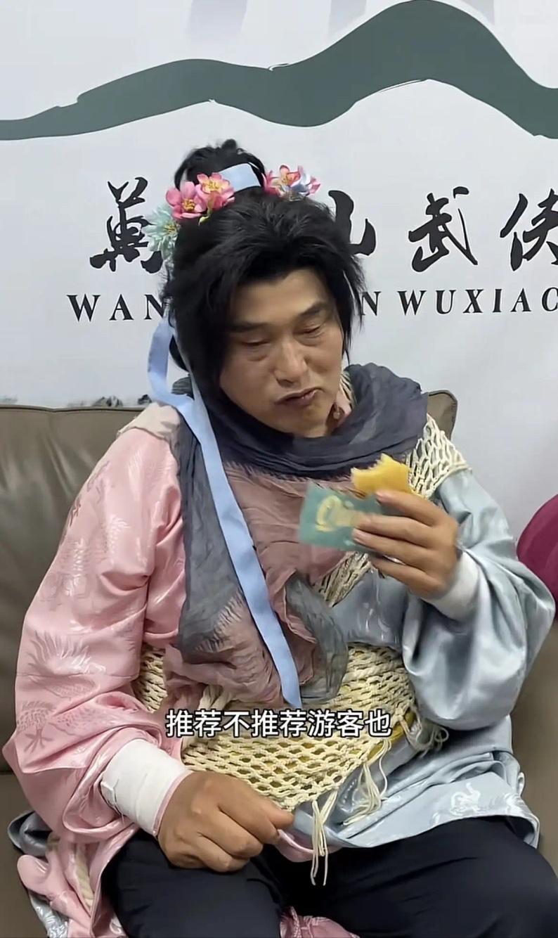 真的被大衣哥朱之文的细节反应圈粉，一字之差，就能看出普通人很难具备的风险敏感度。
