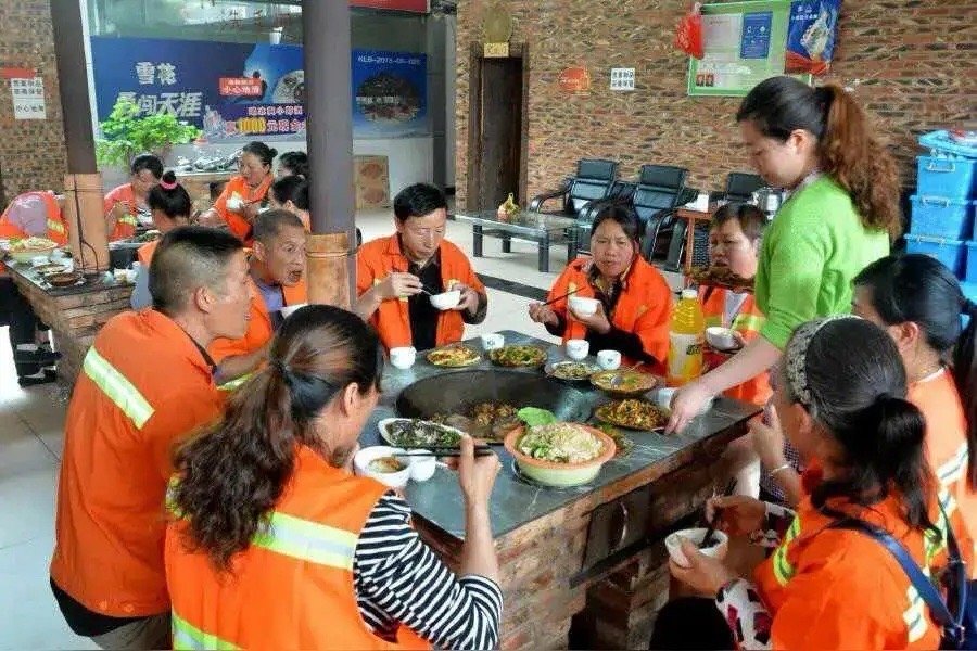 万万没想到！8名清洁工，因突降大暴雨，跑进一家餐馆避雨。到了中午，大暴雨仍未减小