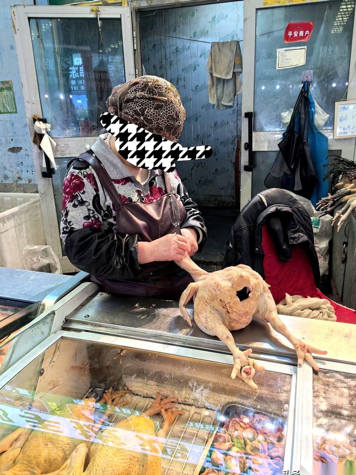 饭馆里一百七八一盘的“土鸡”，成本到底是多少？菜市场一个卖鸡的小贩，一句话就把天