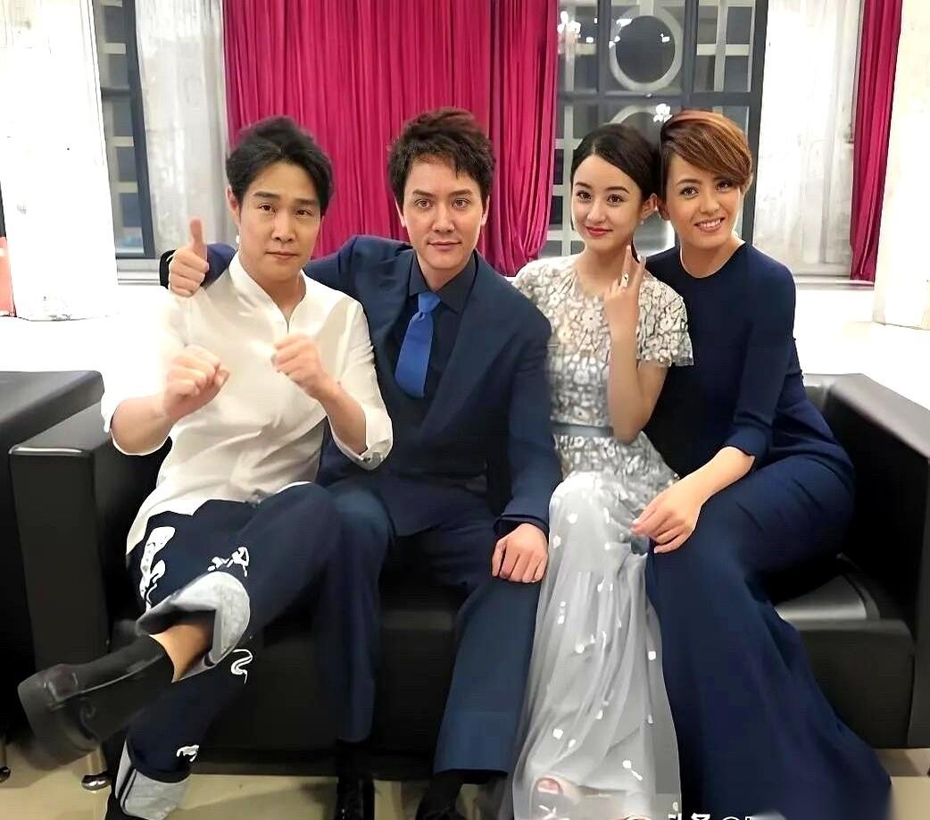 这张老合影被翻出来的时候，原本冲着大明星去的人，眼睛全被旁边那个神秘女人勾走了。