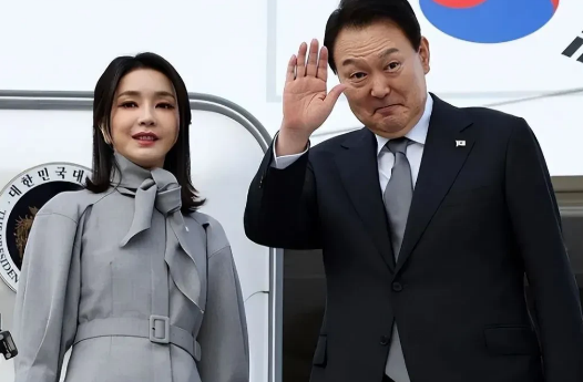 尹锡悦：让韩国人哭笑不得一则前总统尹锡悦不配合检方，拒捕“不穿囚衣在地上强烈