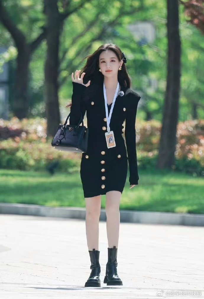 李一桐与白鹿容貌相似，仿若姐妹花，然身材却大不同，各有独特韵味。​​​