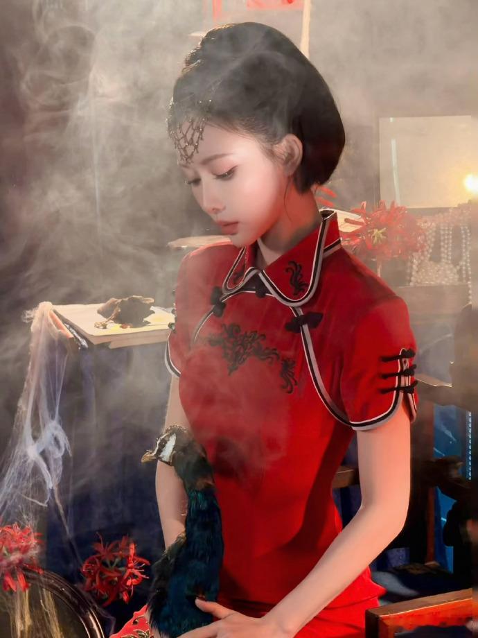 孟子义喜欢阿精孟子义cos阿精这一组，真的每一帧都是壁纸级别的美[比心][比心]红色