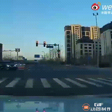 北京一名男子在十字路口停车等红绿灯时，突然看见从另一个路口开过来的一辆车，后车门