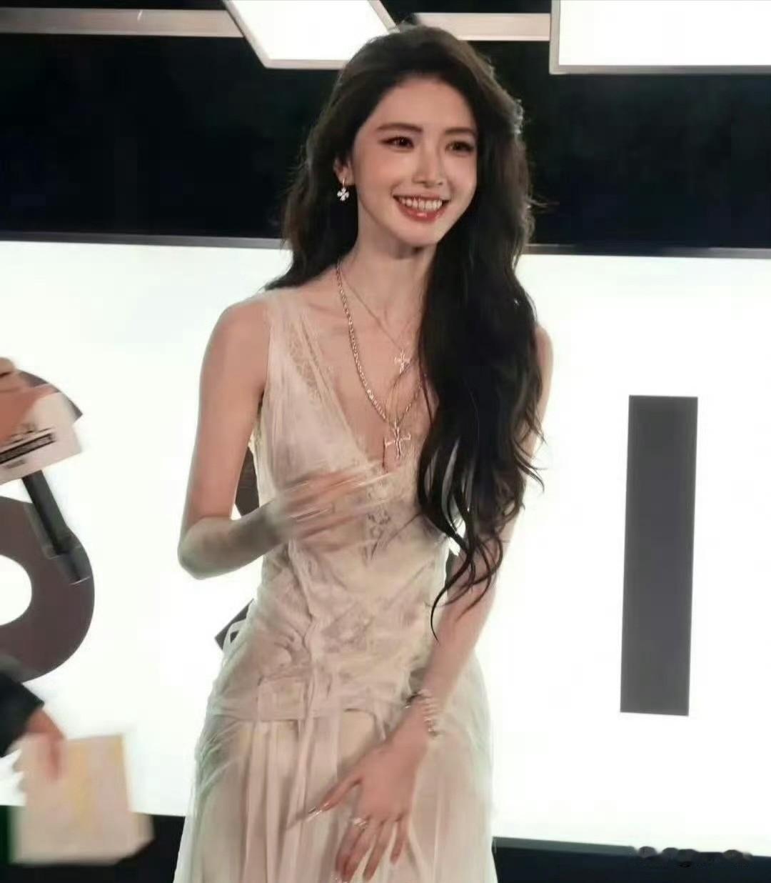 哇塞！这个网红叫什么？看着很有气质！她因为王者荣耀活动时cos杨玉环带错了游