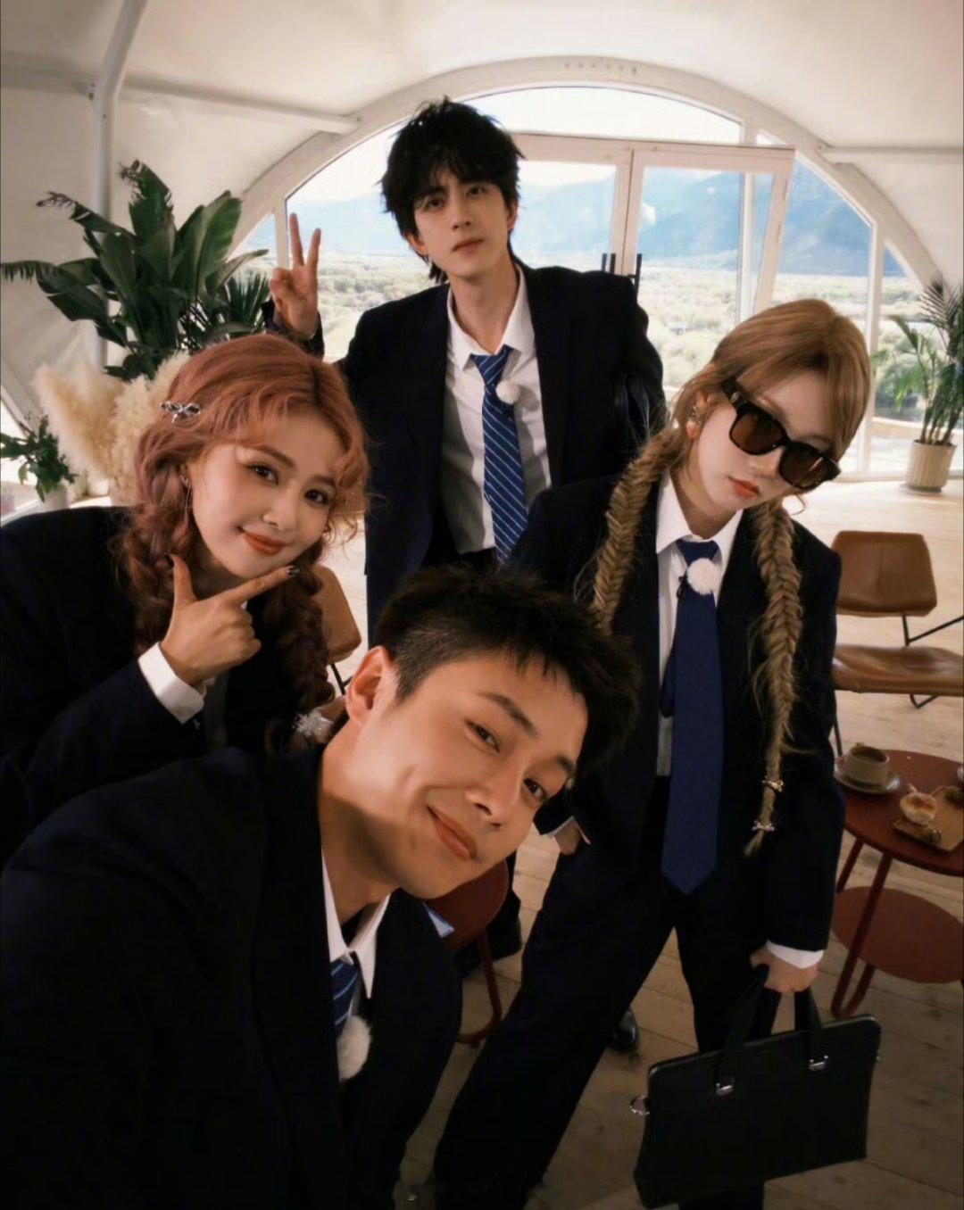 白鹿、敖瑞鹏、翟子路、宋雨琦四个人的西装合照来了，酷帅酷帅的，有一种大学生把自己