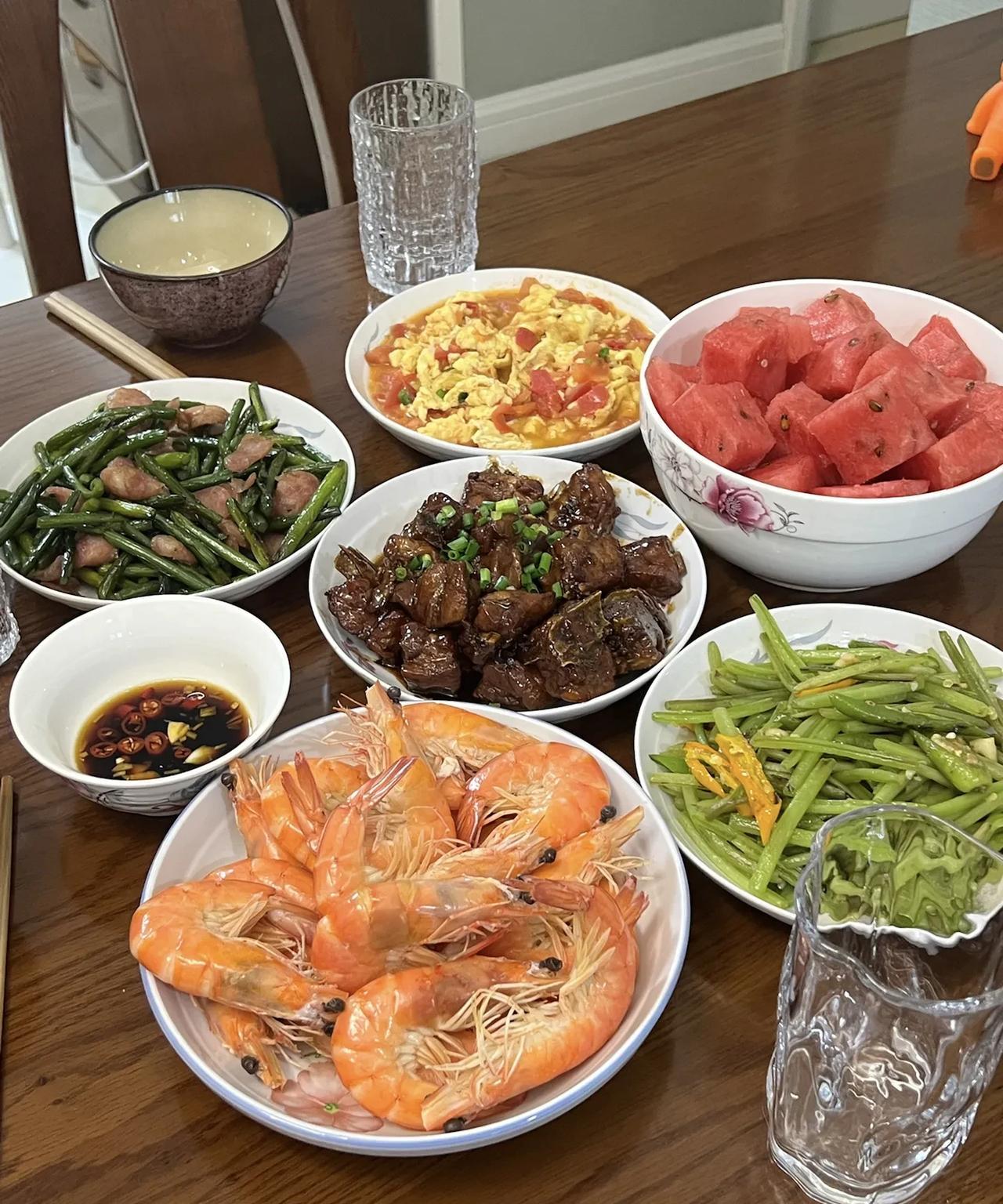 我和媳妇相处二十多年了，一直生活在一起，从没有拌过嘴，在家里她不做的事情我做