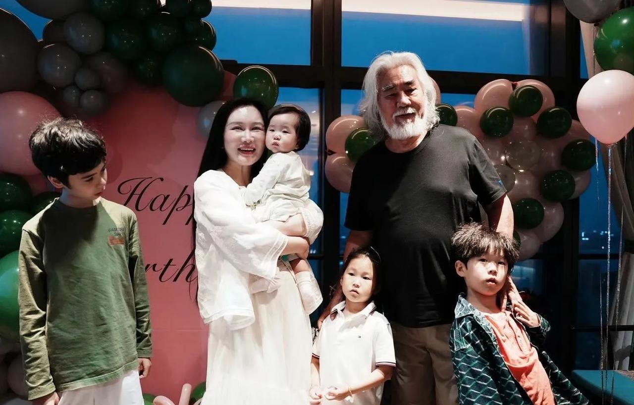 张纪中晒全家福……我的妈呀，张纪中的基因也太强大了吧，这几个孩子个个长得都像他