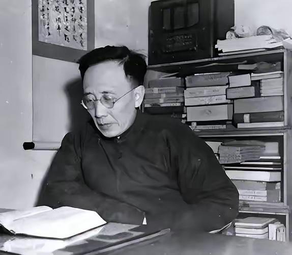 南京博物院文物处置风波闹得沸沸扬扬，这事一出来我就忍不住想到郭沫若，这人虽有争议