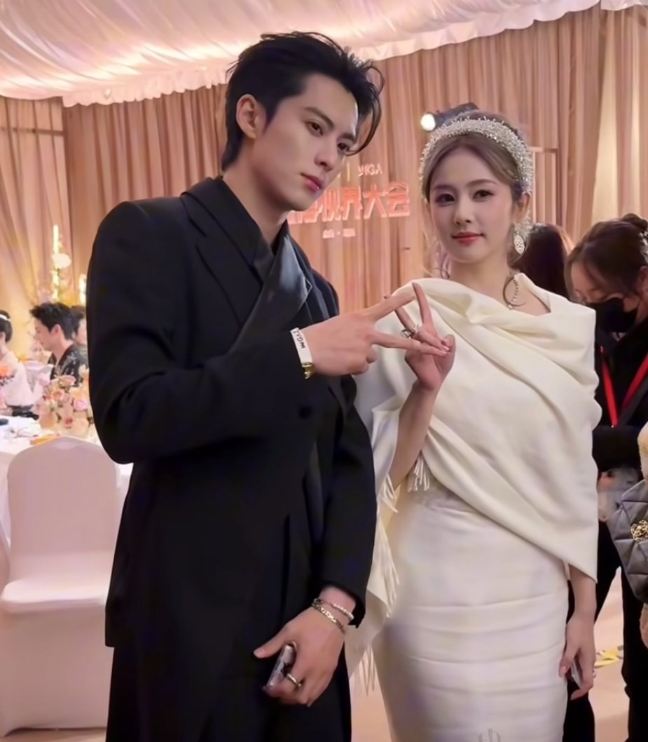 王鹤棣白鹿坐一起了，梦回以爱为营了，王鹤棣和白鹿坐在一起了，今天的造型也好郑书