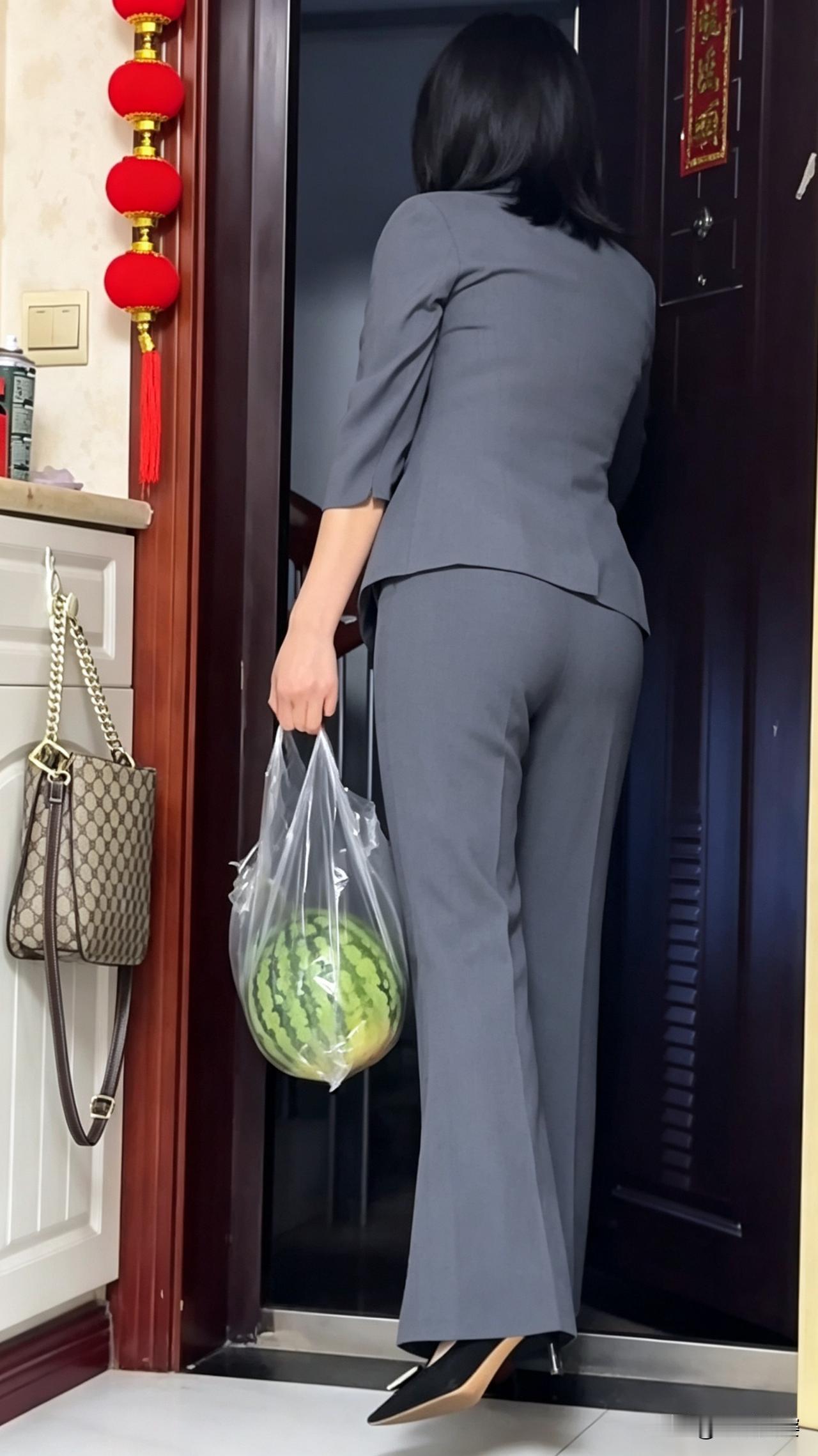 很多时候美感藏在背影里。一身简约西装，步履从容，日常居家的画面，尽显成熟女性优雅