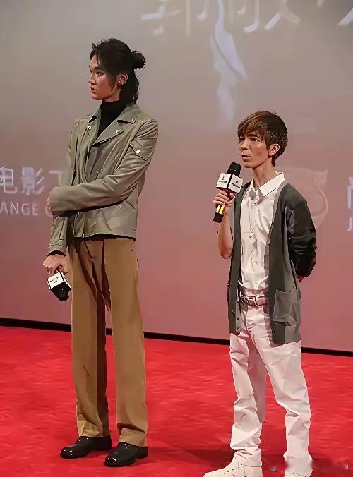 就这张图而言，郭导身高不低于一米五！