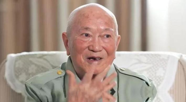 1979年的成都军区接待室里，一声脆响吓住了在场所有人。70多岁的开国中将廖汉