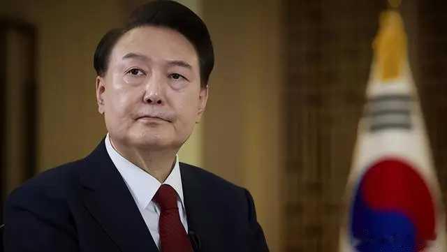尹锡悦只穿内衣躺牢房地板上拒捕这是一个刺儿头[大笑][大笑][大笑]尹锡悦只穿内
