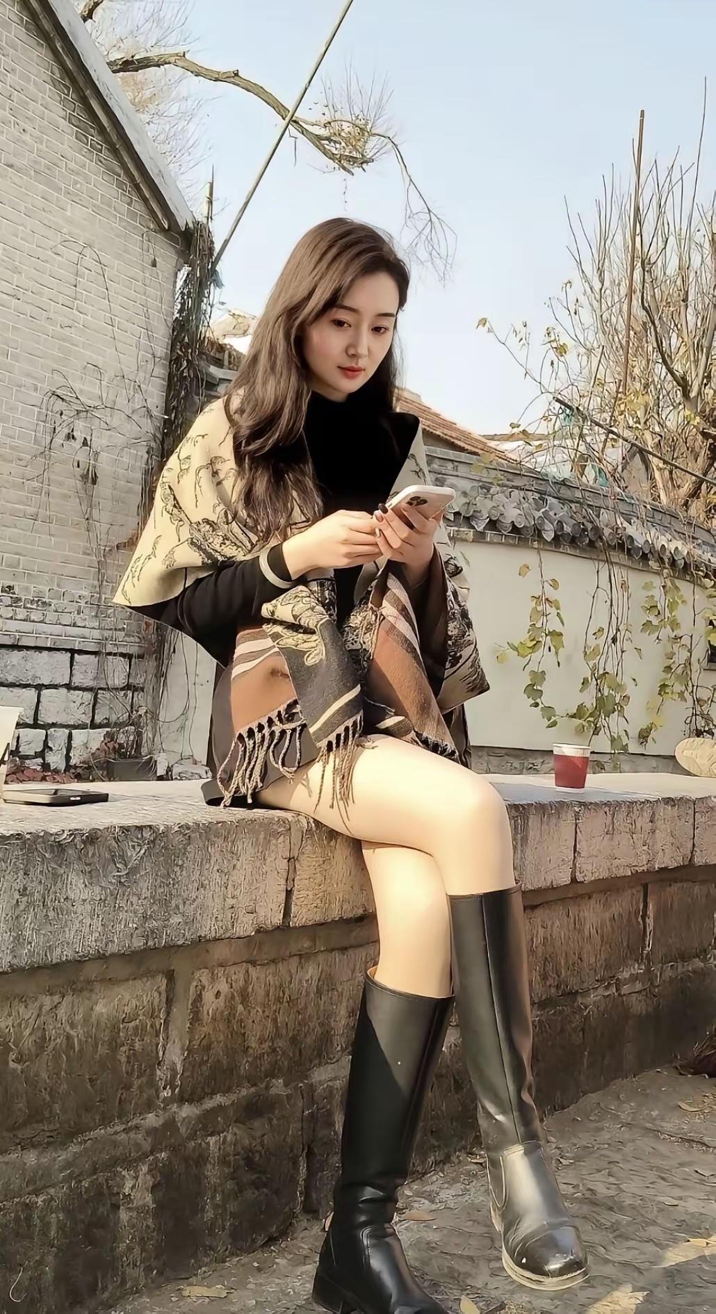 茅檐低小。溪上青青草。醉里吴音相媚好，白发谁家翁媪？大儿锄豆溪东。中儿正织鸡笼。