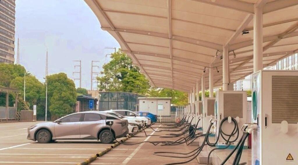 超充站狂吸电力逼停小区，800V平台的狂欢，要让国家电网买单？凌晨1点的深圳，超