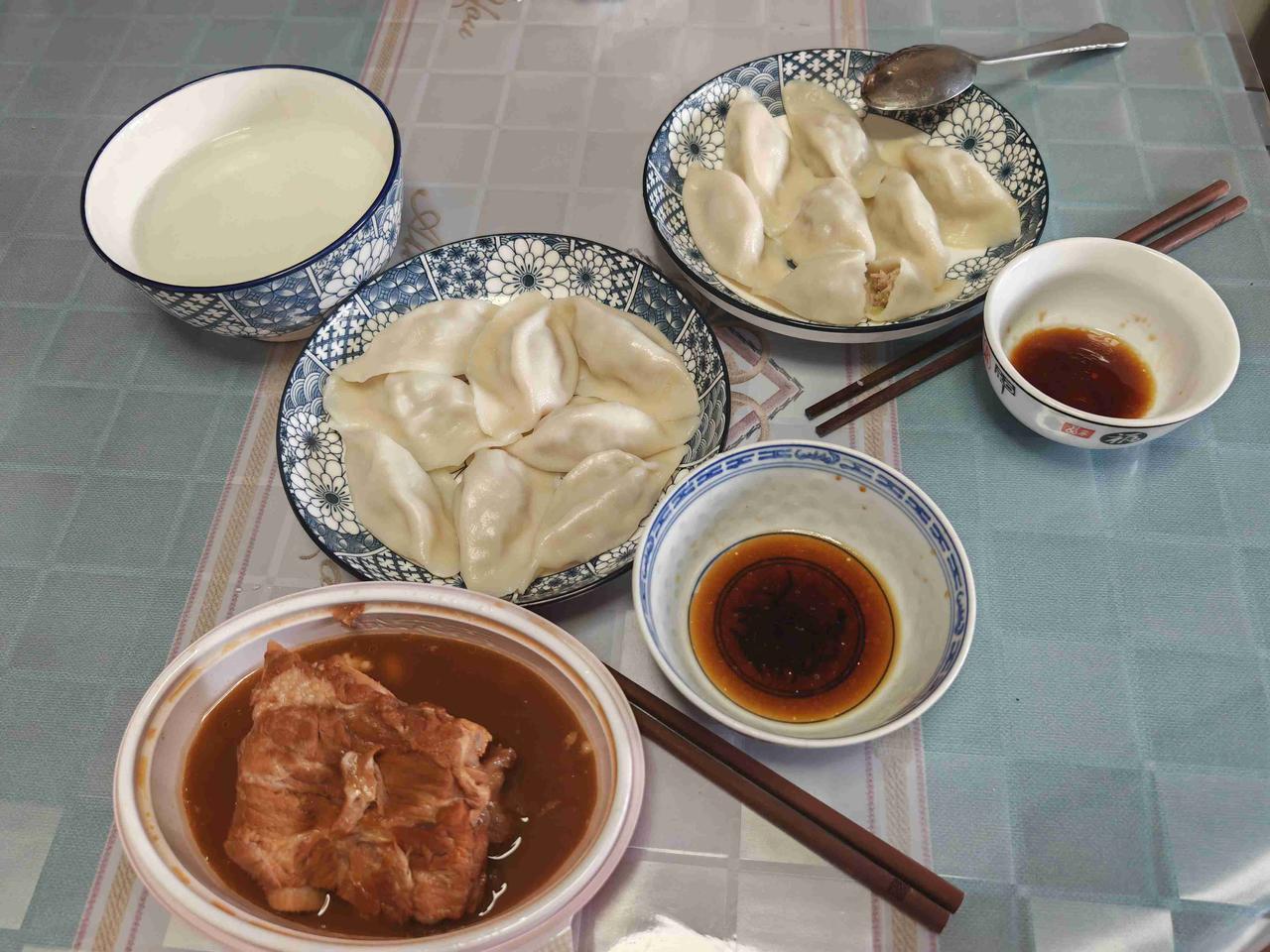 上午婆婆有事出门了，就我和孙子一起吃午饭，还是老话常谈，问孙子想吃啥饭？小家