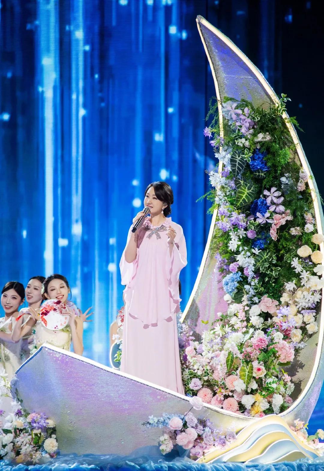 54岁杨钰莹唱哭全网：她一开口，我才明白什么叫“岁月从不败美人”真不是我夸张
