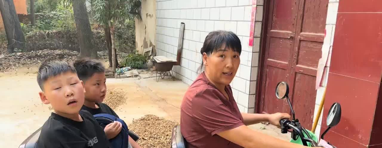 婆婆主动说去接孩子们放学，结果没有接到孩子，原因让人意想不到，妈妈：我去买衣服忘