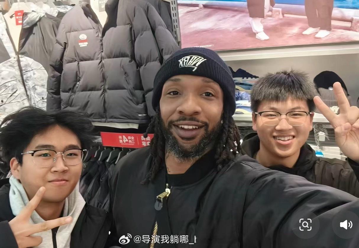 小龙太性情了，有辽宁球迷在社交媒体上分享自己逛街遇到了辽宁男篮外援威尔斯，威尔斯