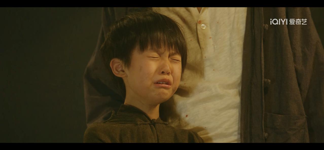 《风与潮》水鬼仔拉着一个小孩，头上套着麻袋，摘下麻袋，孩子只喊了一句，忠叔彻底崩