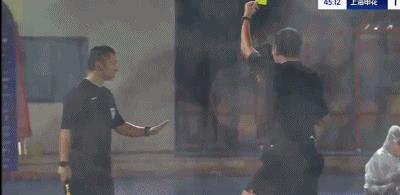 虽然裁判确实业余，把不越位的球吹了越位，但是张呈栋也不用这么激动吧，这一通狂喷裁