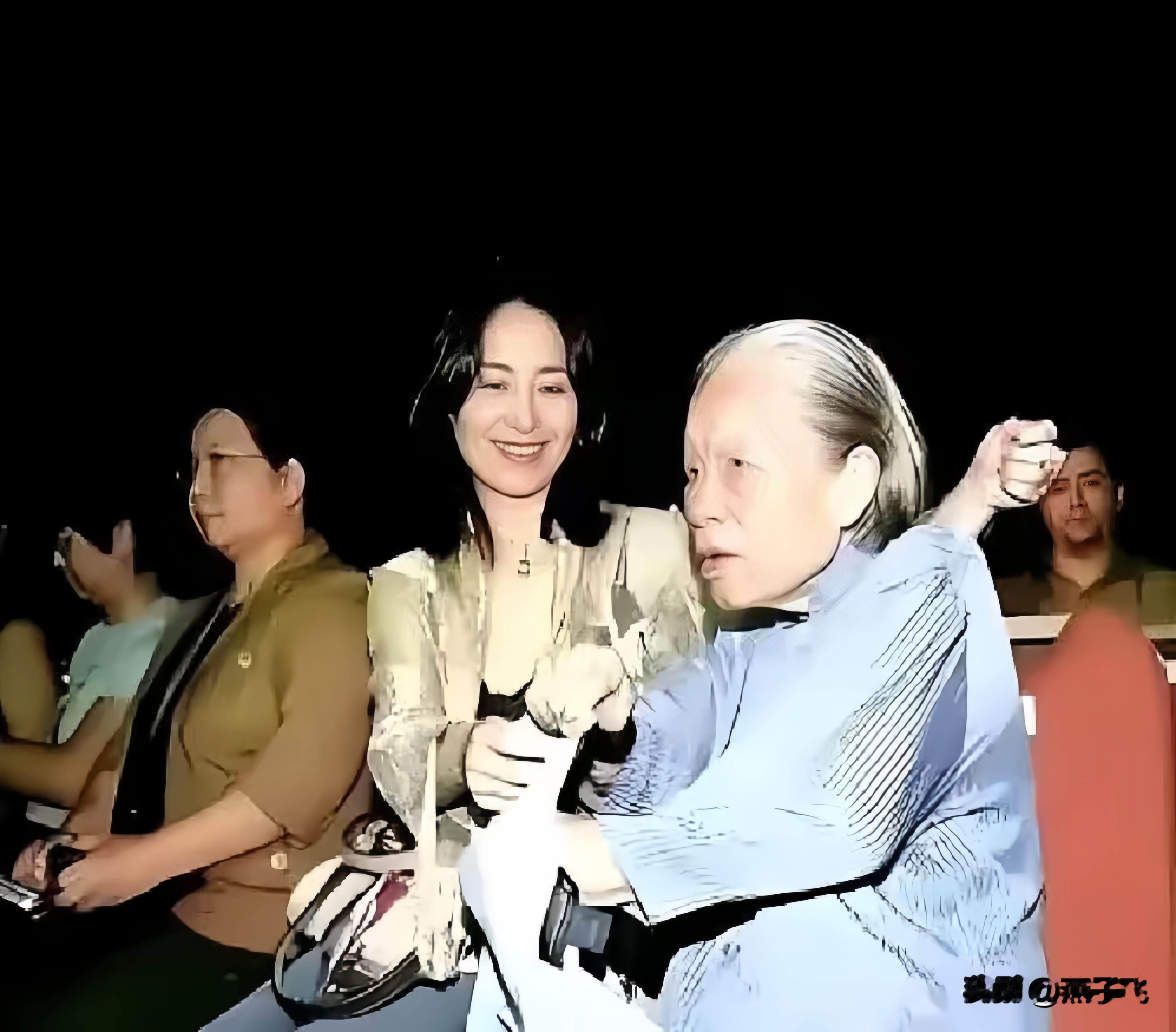 何超琼的保姆晶姐辞职了，递交了48年的辞职信何超琼没有啰嗦，直接将一套1.2亿的半山别墅钥匙放在晶姐