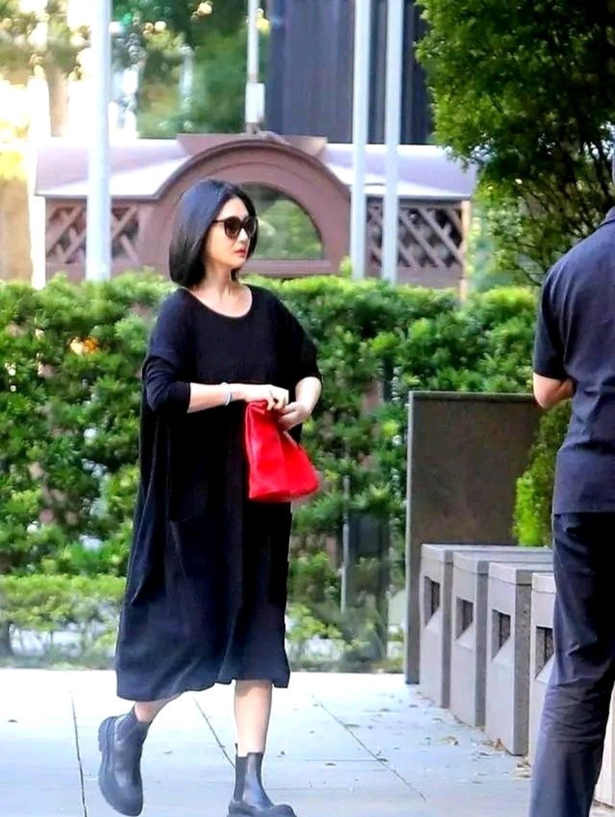 剪短长发，素颜亮相！大S产后首秀，这招“致命反差”，让她赢麻了。她不躲不藏，