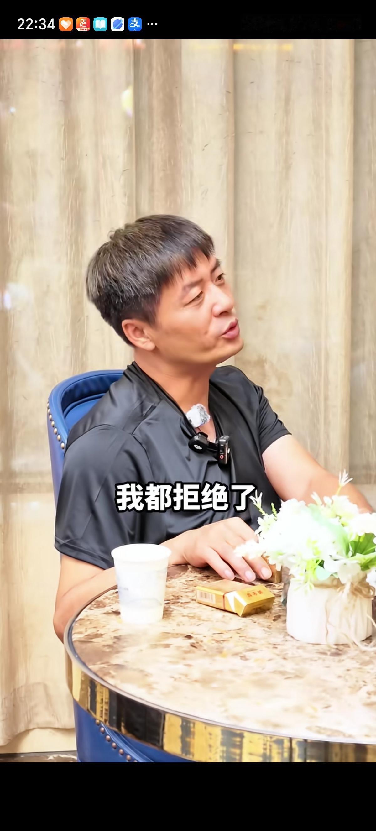 张雪峰的翻版“野摊烧烤陈杰”表示自己火了之后确实有很多的专业机构来找他合作，但他