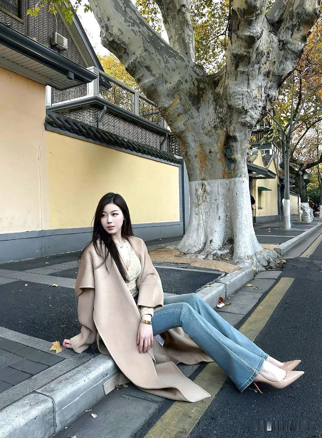 长风衣配牛仔裤，就是梨形身材的标准答案！[比心][比心][比心]女生宽牛仔裤怎