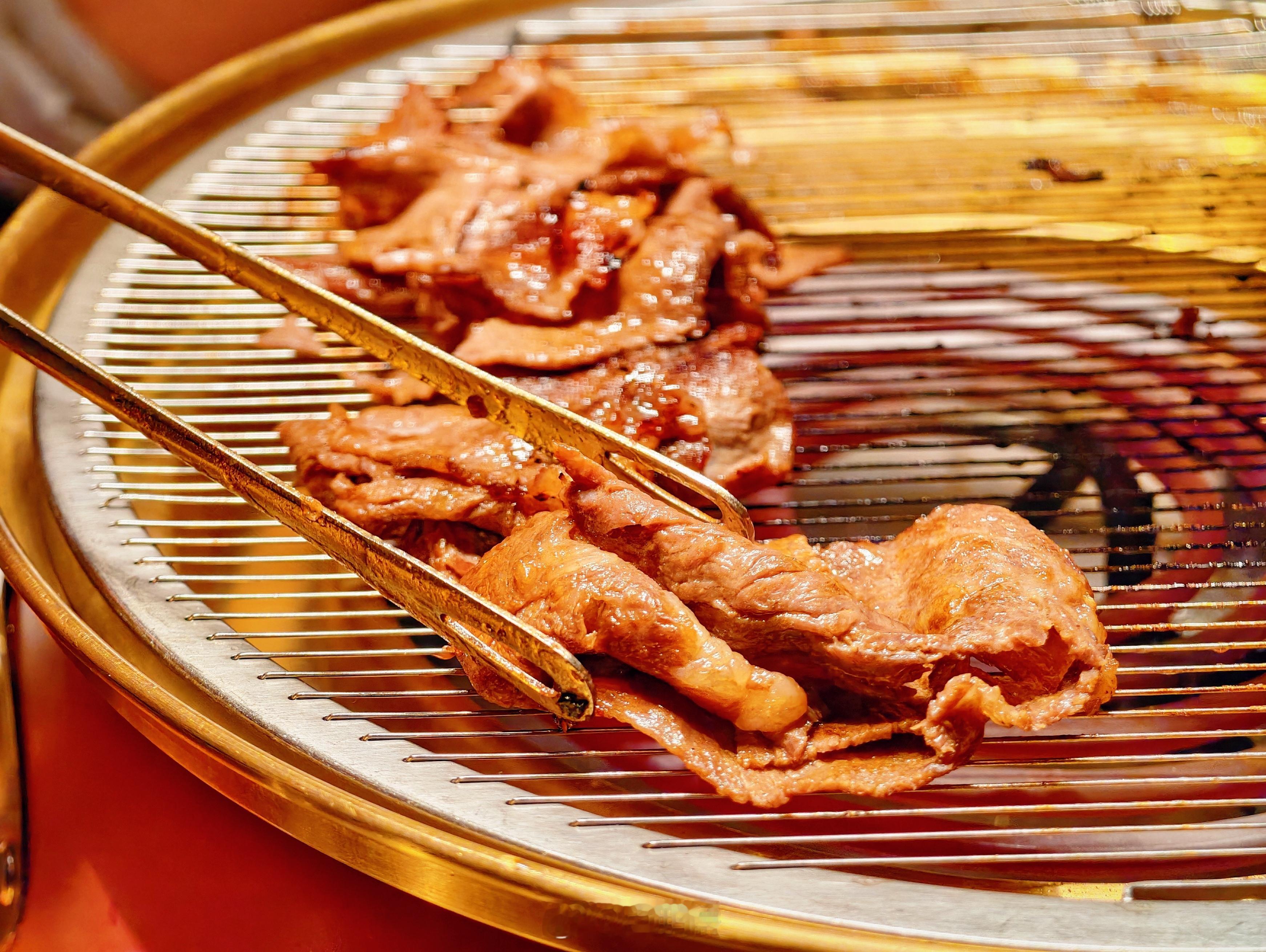 来尝尝传说中的烤肉顶流📍西塔老太太逛吃逛吃卢新疆美食乌鲁木齐美食乌鲁木齐·西