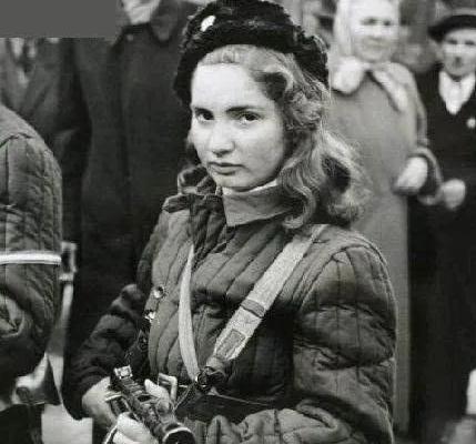 女多男少到底有多乱？1945年苏联女性比男性多出2200万，法律不仅不抓出轨，甚