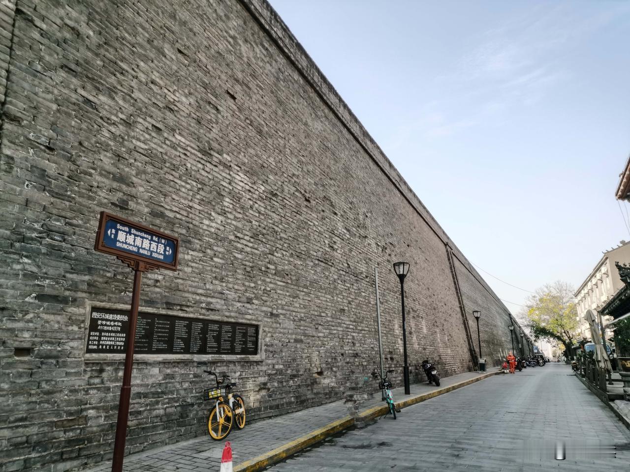 草原南下赴西安（7）从安塞往南，黄土梁峁一道一道往后退，隧道越来越多。最后一个隧