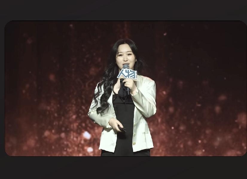 北京李女士终于露正脸了！这张封面，就是Papi妈登上《人物》杂志时的照片，她头微