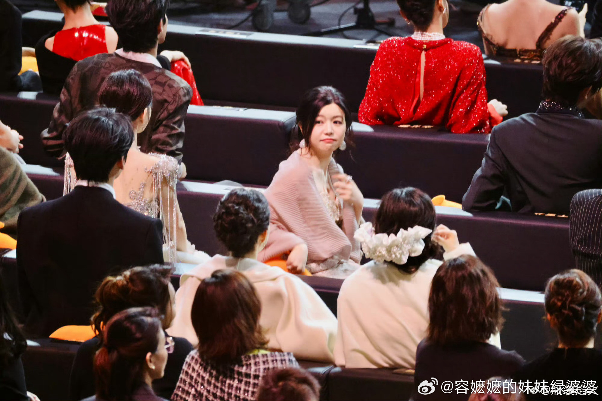 陈妍希也是婚姻失败后，重新振作的。找了个比自己小19岁的新鲜炸子鸡。满堂喝彩。虽