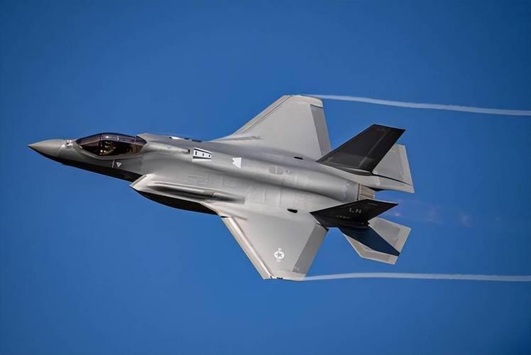 委内瑞拉上空还没完全安静下来，美国就把F-35A甩进了加勒比海。十架隐身机前
