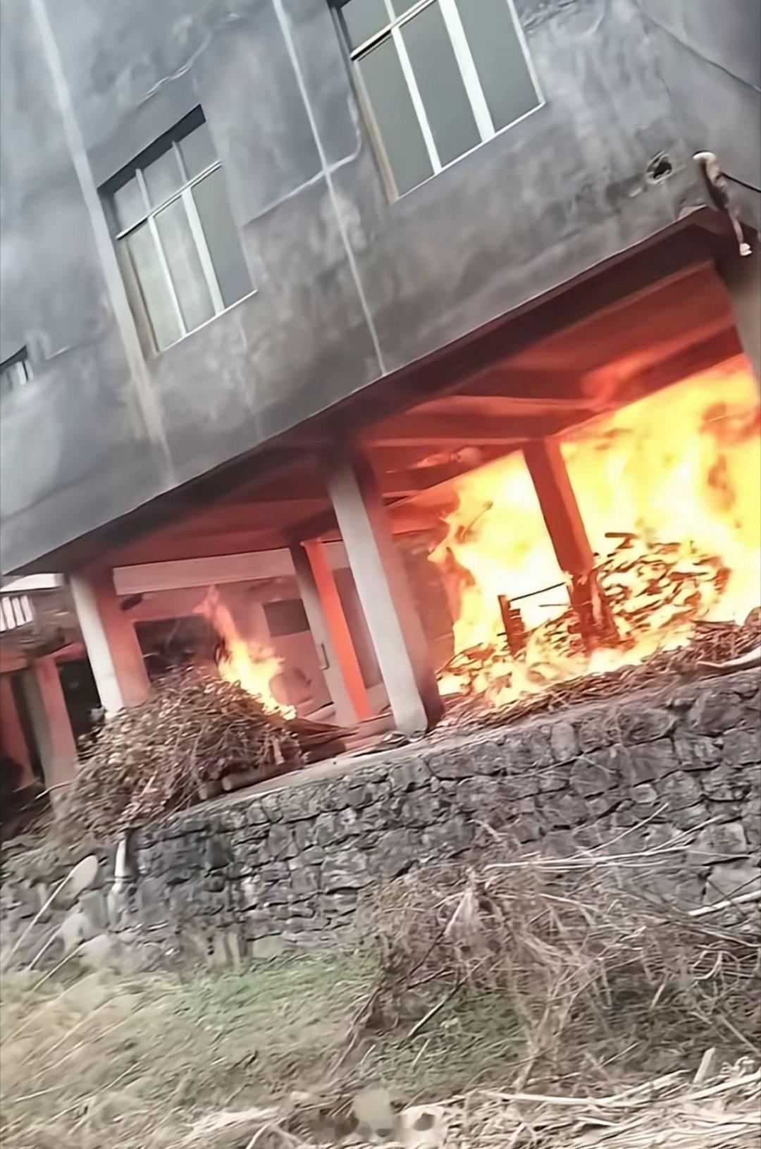 老乡做腊肠引发火灾，家庭“投资”损失惨重隔壁邻居在家自制腊肠时，因操作不慎引发火