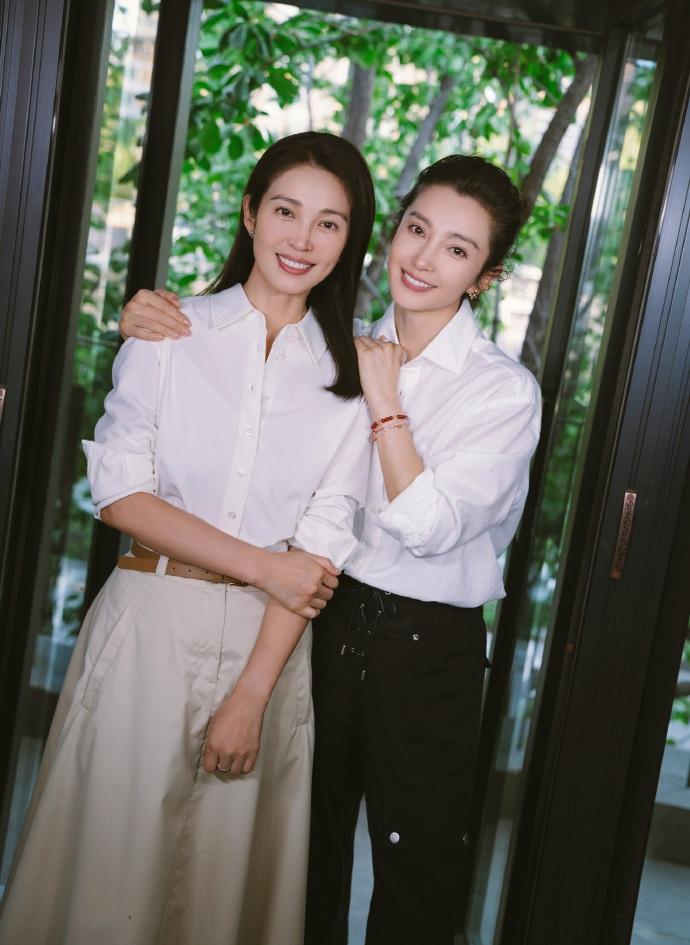 最近李冰冰和妹妹李雪一起接受访问，两位都搭配的很有姐妹范儿，也都显得好年轻。