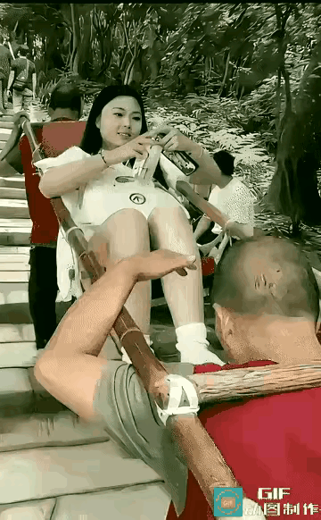 大家说说，两个轿夫的力资可能一样，但感受肯定不一样。你乐意抬前还是抬后？