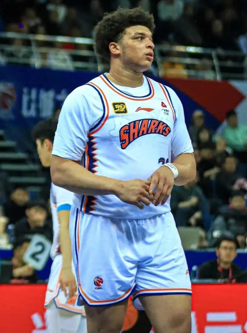 洛夫顿和上海男篮续约了，看样子他的能力还是打不了nba，没有一支nba球队给他送