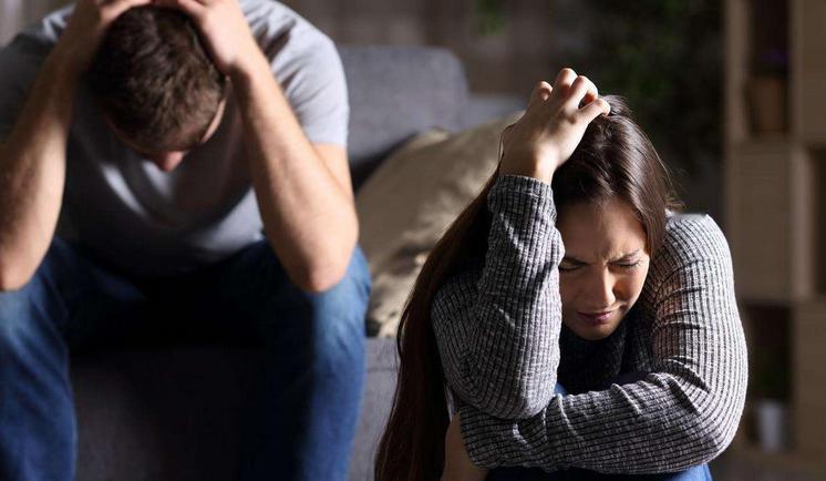 2013年，一对夫妻坐火车回老家，中途妻子突然肚子疼上厕所，结果半天不出来，丈夫