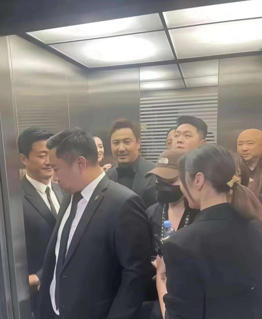 如果你进了这部电梯，你会说什么？