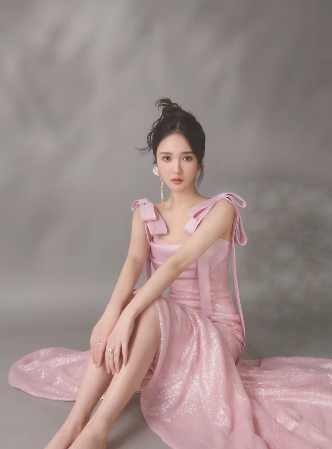 靳梦佳，好美的主持人