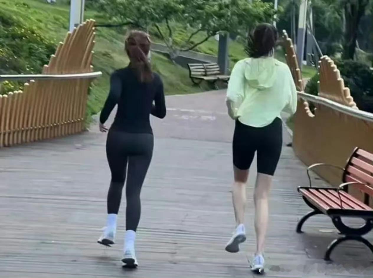 偶遇关晓彤公园晨跑，身材比例真是绝了！她的跑步姿势居然比私教还标准。关晓彤已到最