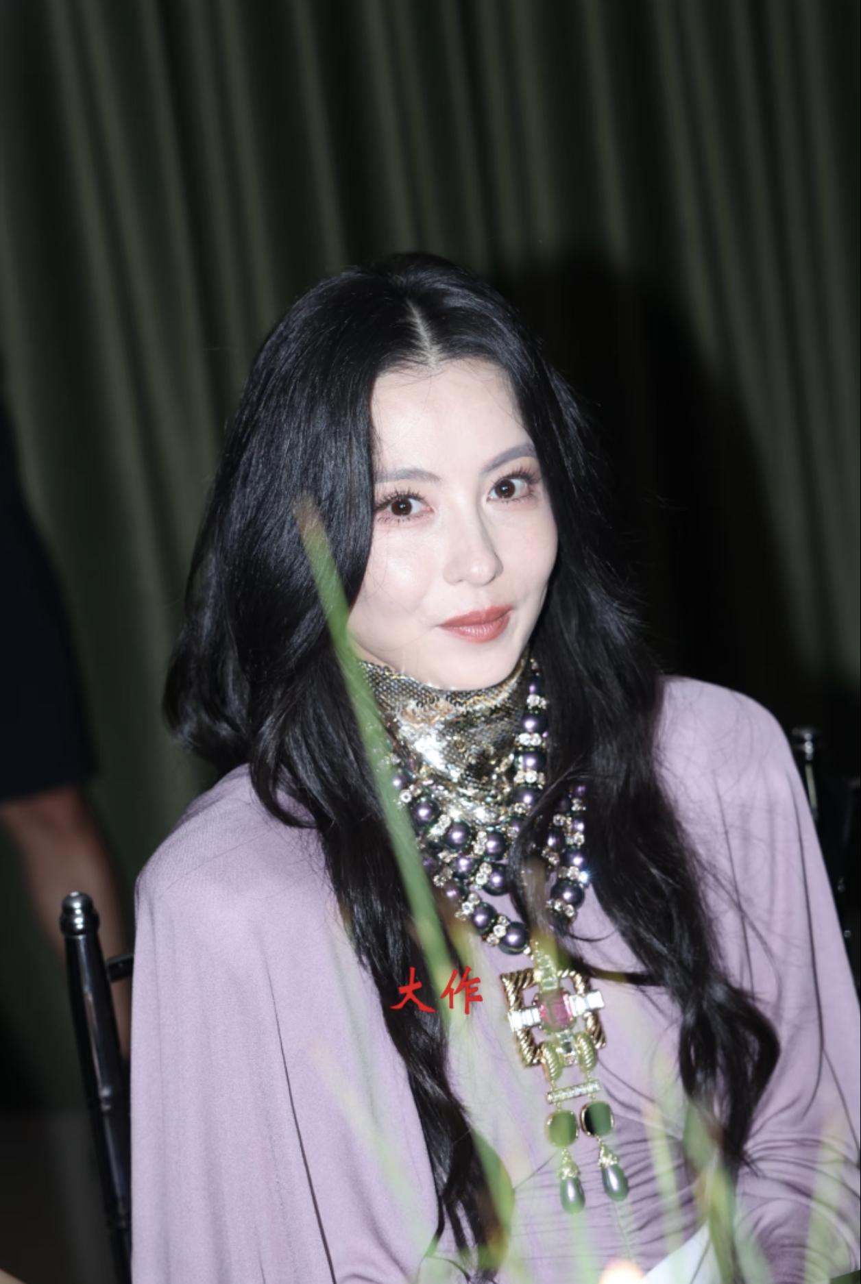 关于张柏芝，我一直有个问题不明白:大家都说她没读书，文化素质不高，漂亮有余而